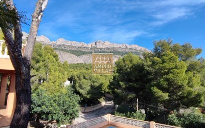 Villa with guest apartment and nice mountain views in Altea
